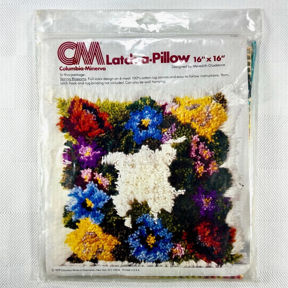 VTG 1978 Columbia Minerva Latch-a-Pillow Hook Pattern 16" x 16" Spring Blossoms